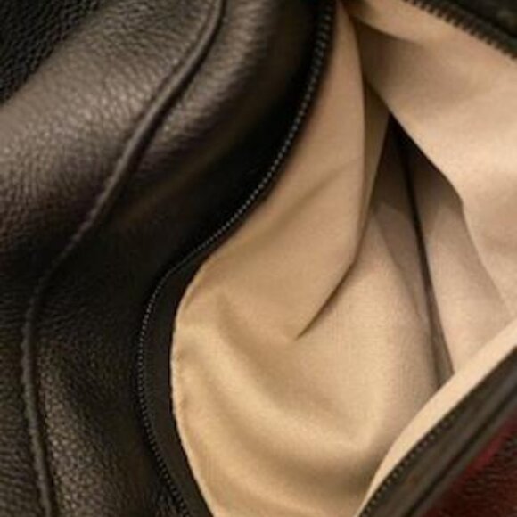 Valentino "Original" Verra Signature V-Logo Tote Retailed @$1,095 - Picture 8 of 13